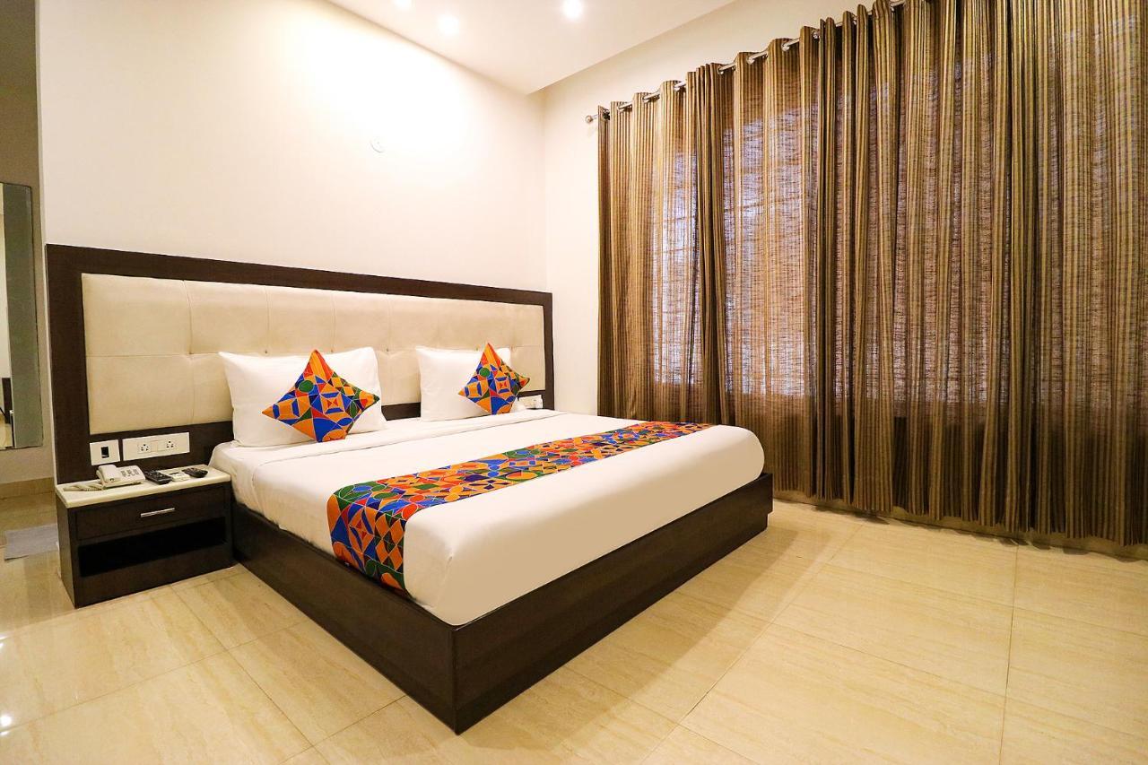 Fabhotel Oyster Villa Гургаон Екстериор снимка