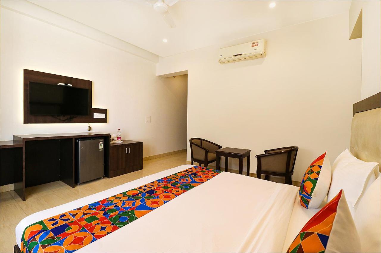 Fabhotel Oyster Villa Гургаон Екстериор снимка